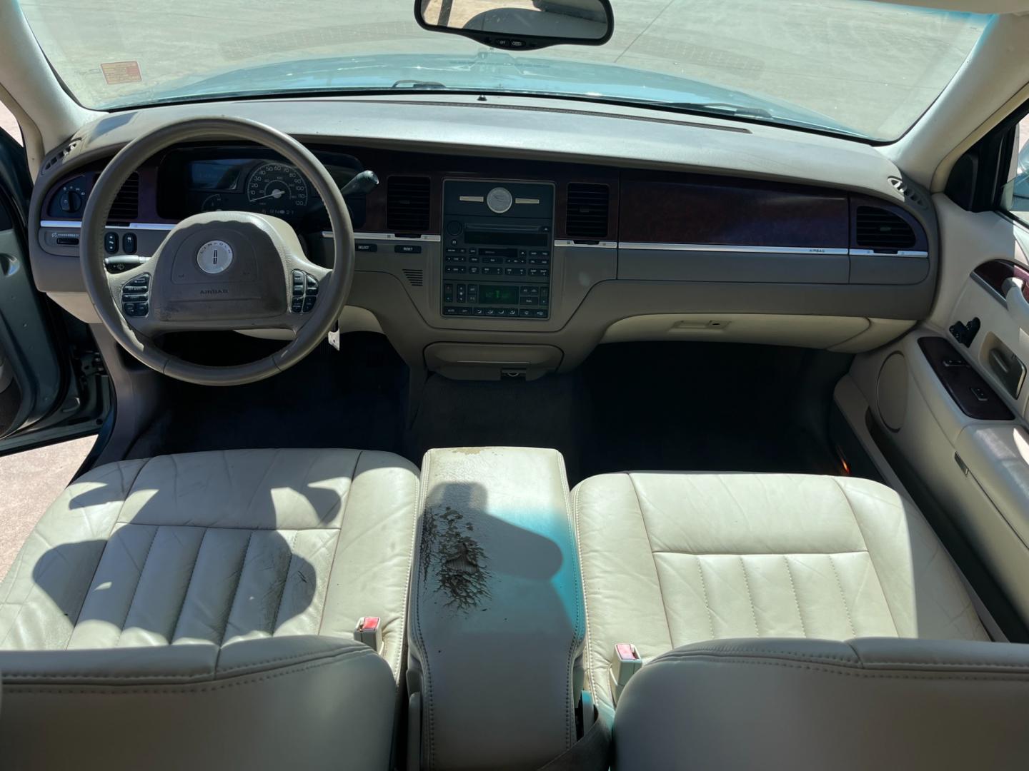 2004 green /TAN Lincoln Town Car Signature (1LNHM81W84Y) with an 4.6L V8 SOHC 16V engine, 4-Speed Automatic Overdrive transmission, located at 14700 Tomball Parkway 249, Houston, TX, 77086, (281) 444-2200, 29.928619, -95.504074 - Photo#10